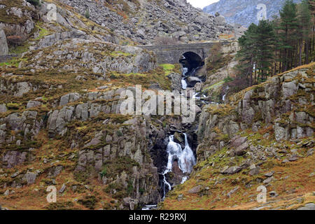 Ogwen cade è il punto in cui il fiume Ogwen inizia il suo cammino da Llyn Ogwen nell'Nant Ffrancon valley in Snowdonia, il Galles del Nord. Foto Stock