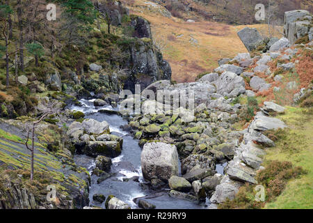 Ogwen cade è il punto in cui il fiume Ogwen inizia il suo cammino da Llyn Ogwen nell'Nant Ffrancon valley in Snowdonia, il Galles del Nord. Foto Stock