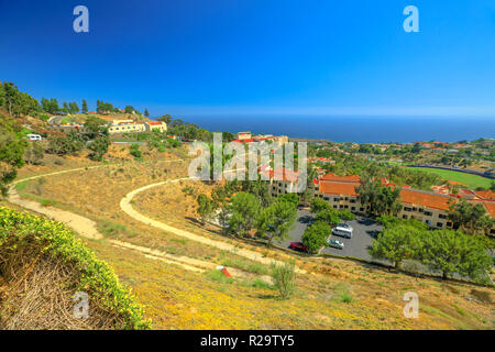 Paesaggio panoramico della costa del Pacifico in California. Panoramica vista aerea di Pepperdine University, una università americana a Malibu, Stati Uniti. Il campus sulle colline che si affacciano sull'Oceano Pacifico. Foto Stock