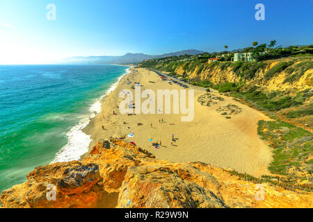 Vista aerea del punto panoramico Dume State Beach da Point Dume promontorio sulla costa di Malibu, Oceano Pacifico in CA, Stati Uniti. California West Coast. Cielo blu, stagione estiva nella giornata di sole. Copia dello spazio. Foto Stock