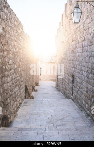 Passi sulla strada stretta il passaggio tra il paese vecchio di Dubrovnik pareti, Croazia Foto Stock