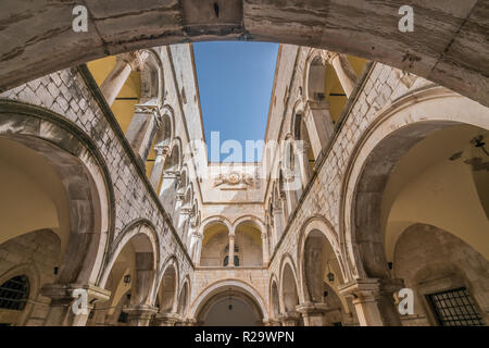 Arcuata del cortile interno di Palazzo Sponza nel paese vecchio di Dubrovnik, Croazia Foto Stock