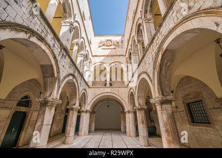 Arcuata del cortile interno di Palazzo Sponza nel paese vecchio di Dubrovnik, Croazia Foto Stock