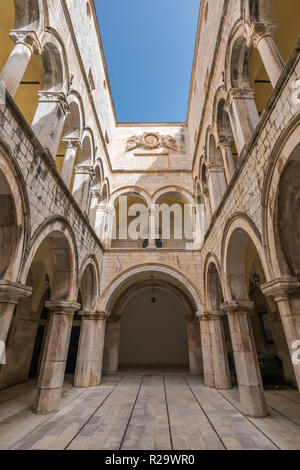 Arcuata del cortile interno di Palazzo Sponza nel paese vecchio di Dubrovnik, Croazia Foto Stock