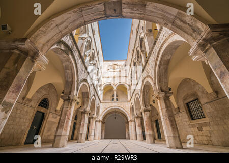 Arcuata del cortile interno di Palazzo Sponza nel paese vecchio di Dubrovnik, Croazia Foto Stock