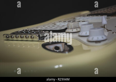 La musica rock concetto, solo filo elettrico chitarra con ponte, stringhe, del controllo di volume e di tono, rilevatori, jack di ingresso Foto Stock