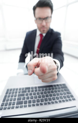 Close up.Immagine di un imprenditore fiducioso puntando verso di voi. Foto Stock