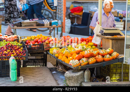 Tirana, Albania - 01 Luglio 2014: stand con frutta locale e prodotti lattiero caseari sulla strada di Tirana. Tirana è la capitale e la città più popolosa dell'Albania. Foto Stock