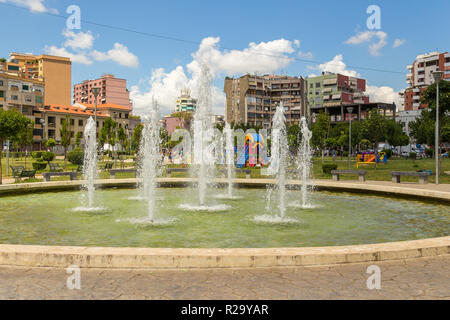 Tirana, Albania - 01 Luglio 2014: vista delle fontane nel Parco Rinia a Tirana in centro citta'. Tirana è la capitale e la città più popolosa dell'Albania. Foto Stock