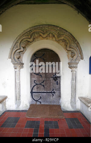 Elaborare elementi in ferro battuto delle cerniere sulla porta di ingresso di San Nicola di Myra, Ozleworth. Chiesa nel Gloucestershire. Regno Unito. Vicino a Newark Park. Foto Stock