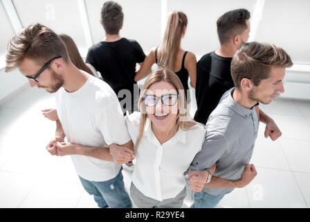 Gruppo di amici in piedi in cerchio Foto Stock