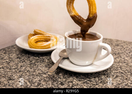 Tazza di cioccolata calda servita con churros in un bar di Barcellona, in Catalogna, Spagna Foto Stock