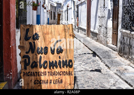 Cartello fuori la Nueva Palomino, un tradizionale ristorante picanteria nella città di Arequipa, Perù Foto Stock