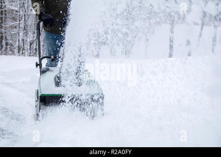 Spalaneve in azione durante una tempesta di neve nel nord-est, mantenendo carraio durante la bufera di neve Foto Stock