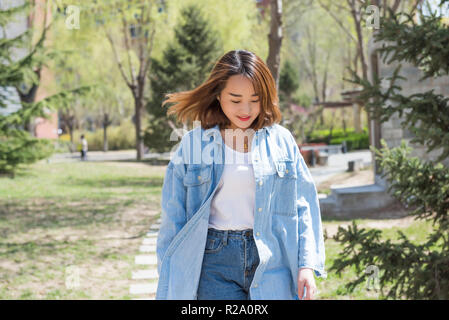 Felice bella donna sorridente sul giorno di estate con il vento che soffia i suoi capelli nel suo viso Foto Stock