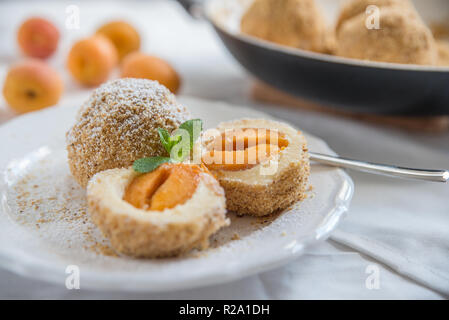 Fatta in Casa Gnocchi dolci riempita di albicocche Foto Stock