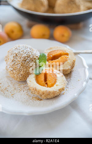 Fatta in Casa Gnocchi dolci riempita di albicocche Foto Stock