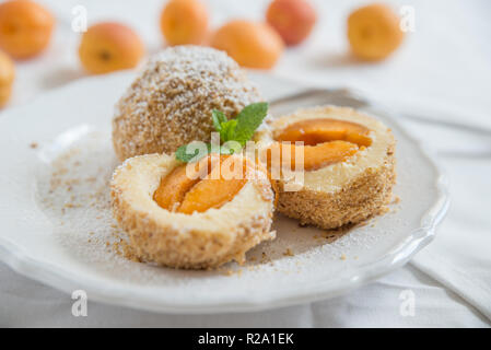 Fatta in Casa Gnocchi dolci riempita di albicocche Foto Stock