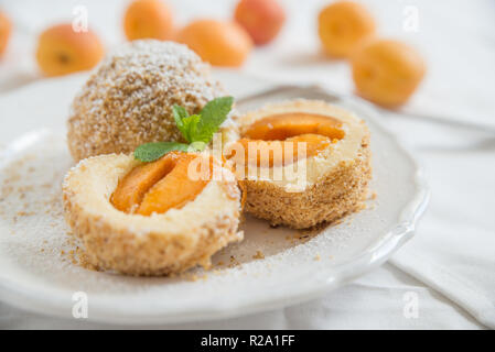 Fatta in Casa Gnocchi dolci riempita di albicocche Foto Stock
