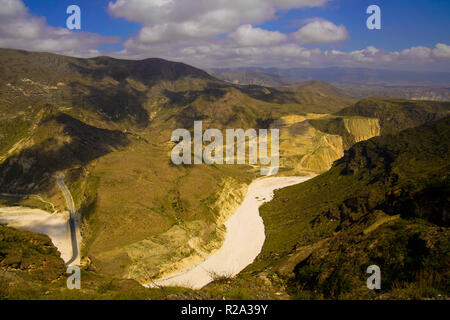 A zig zag la strada attraverso il sud del Dhofar, Jabal al-Qamar, Oman. Foto Stock