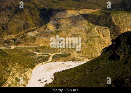 A zig zag la strada attraverso il sud del Dhofar, Jabal al-Qamar, Oman. Foto Stock