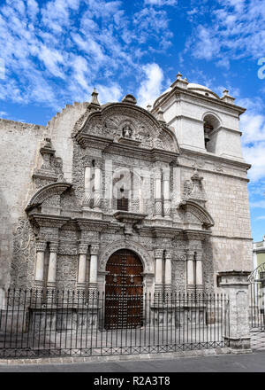 Ingresso principale della chiesa dei gesuiti della Compagnia di Gesù (Iglesia de La Compania in Arequipa, Perù Foto Stock