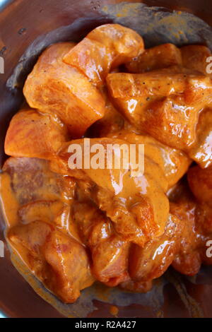 In prossimità di una marinata di pollo a pezzi per la preparazione della carne di pollo tikka Foto Stock