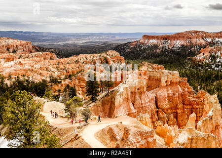 La gente a piedi lungo un sentiero nel Parco nazionale di Bryce Canyon dello Utah Foto Stock