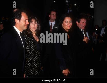 BEVERLY HILLS, CA - gennaio 23: (L-R) attore Billy Crystal, sua moglie Janice Crystal Marsha Garces e marito comico/attore Robin Williams frequentare il cinquantesimo Annuale di Golden Globe Awards il 23 gennaio 1993 presso il Beverly Hilton Hotel di Beverly Hills, la California. Foto di Barry re/Alamy Stock Photo Foto Stock