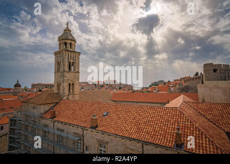 La chiesa il campanile e il tetto di una casa vecchia di Dubrovnik, dal punto di vista della città vecchia cinta fortificata, Croazia Foto Stock