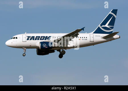 Tarom - Romanian Trasporti aerei Airbus 318 l'atterraggio all'aeroporto di Londra Heathrow. Foto Stock