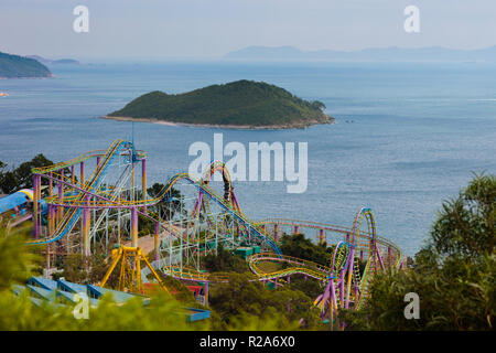 Parco a tema oceano in Hong Kong. Roller Coaster e intrattenimento attrazione a lato mare in tema di divertimenti park di Hong Kong. Vista dalla cima della montagna. Foto Stock