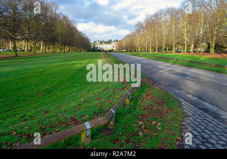 Coventry, Warwickshire, Regno Unito - 29 dicembre 2007: Guardando giù vialetto verso Coombe Abbey Hotel e Country Park nel Warwickshire su una giornata invernale Foto Stock