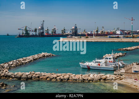 Banchine e moli foranei al porto di Taranto, Puglia, Italia Foto Stock