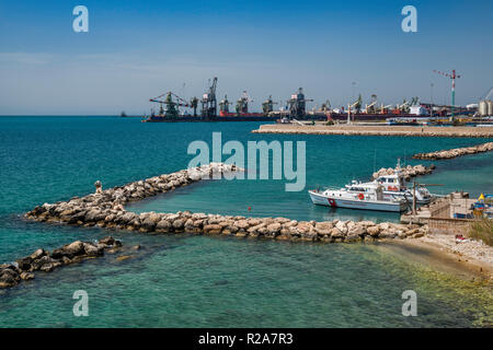 Banchine e moli foranei al porto di Taranto, Puglia, Italia Foto Stock