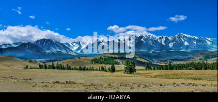 North-Chuya cresta o Severo-Chuiskii gamma - catena di montagne di Altai repubblica, Russia - estate paesaggio di montagna con Chuya steppa in primo piano Foto Stock