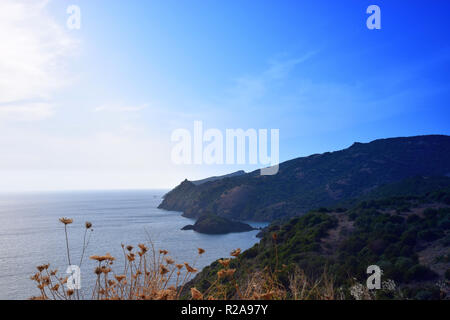 Alta costa rocciosa e calma mediterraneo nel nord della Sardegna, dalla costa alta con ampie vedute del mare mediterraneo in sardegna panorama Foto Stock