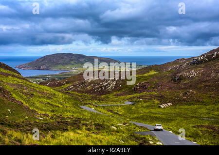 Auto sulla strada solitaria la guida attraverso lo spazio di Mamore, Inishowen, County Donegal, Irlanda Foto Stock