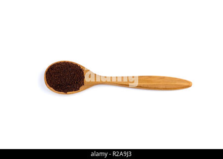 Vista dall'alto di un cucchiaio di legno di sandalo con chicchi di caffè macinati isolati su sfondo bianco Foto Stock