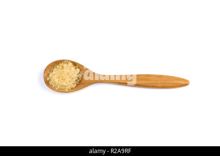 Vista dall'alto di un cucchiaio di legno di sandalo con cristalli di gelatina isolati su sfondo bianco Foto Stock