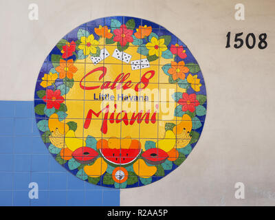 Miami, Florida 10-21-2018 Colorati luminosamente Calle 8 - ottava strada -segno su una parete in Miami's Little Havana sezione. Foto Stock