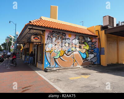 Miami, Florida 10-21-2018 Street scene su Calle Ocho - ottava strada - in Miami's Little Havana. Foto Stock