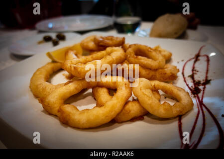 Calamari fritti anelli o Calamares a La Romana in una piastra bianca. Foto Stock