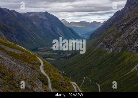 Drammatica vista di strada nei pressi di Geiranger, Norvegia nella splendida natura della Norvegia con le sue catene montuose mozzafiato e paesaggi. Foto Stock