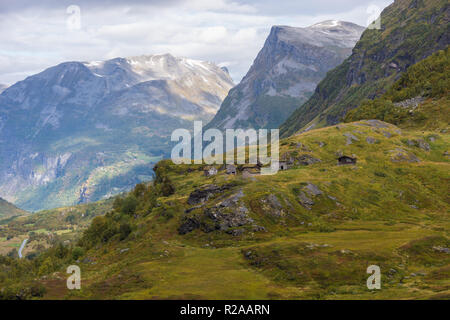 Cabine di vecchio nei pressi di Geiranger con le sue catene montuose mozzafiato e paesaggi. Foto Stock