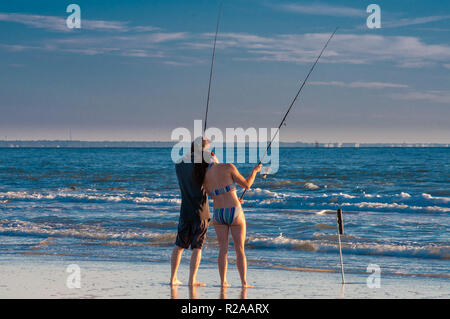 Coppia giovane in amore insieme di pesca Foto Stock