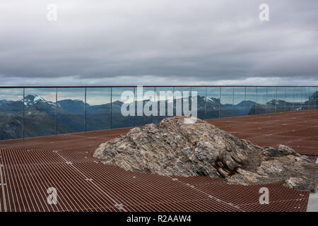 Drammatica vista da Dalsnibba, Norvegia. Mostra la bellissima natura della Norvegia con le sue catene montuose mozzafiato e paesaggi. Foto Stock