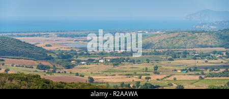 Un fantastico panorama con la costa toscana, dal Capalbio le mura della città. Provincia di Grosseto, Italia. Foto Stock