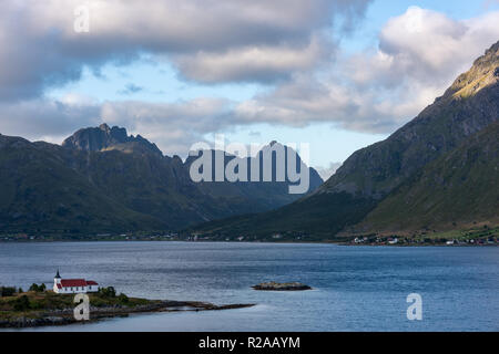 Paesaggio di montagna con vista mare in estate nelle isole Lofoten. La bellissima natura della Norvegia con le sue catene montuose mozzafiato e sharp pisello verde Foto Stock