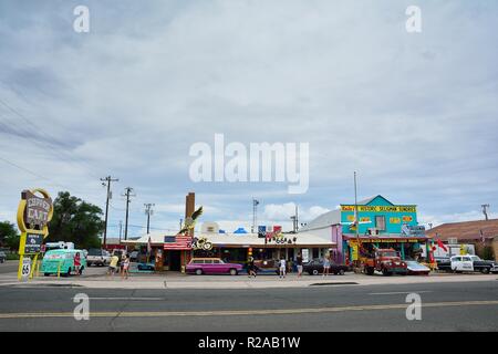 Seligman, AZ, Stati Uniti d'America - 24 Luglio 2017: 1953 Chrysler auto della polizia di fronte Historic Seligman Sundries Cafe sul percorso 66, Arizona. Foto Stock